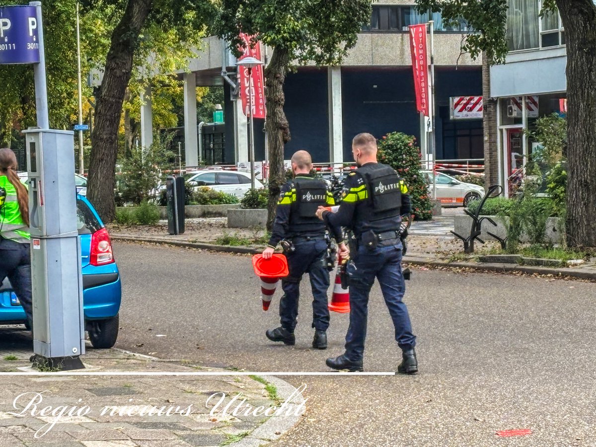 Aan de #Bartoklaan in #Utrecht is een woning beschoten. Er zitten tenminste 18 kogels in twee ruiten van een woning boven een kapperszaak. Politie zal onderzoek doen. Zover bekend zijn er geen gewonden gevallen.