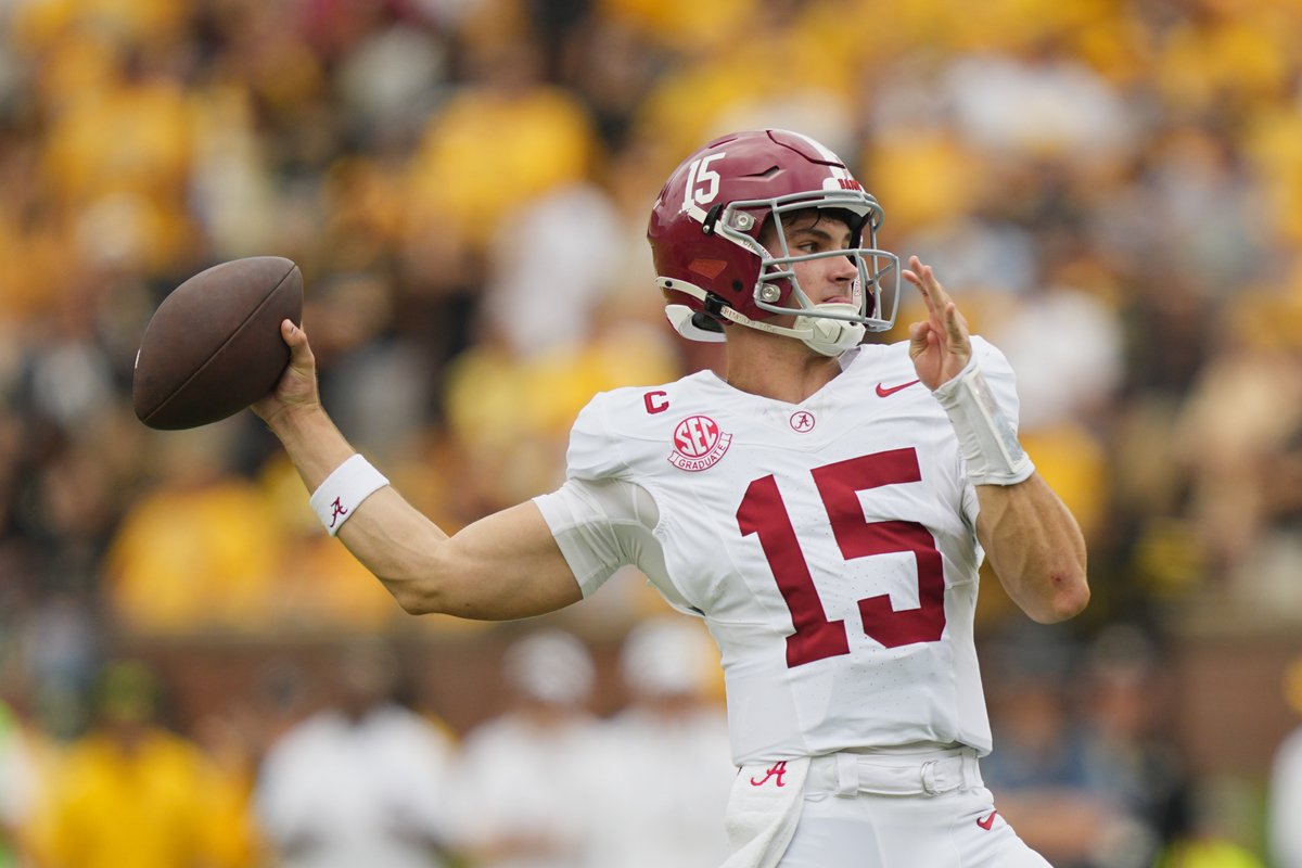Rob__Paul's tweet image. Heisman odds + QBRs after Week 7

Carson Beck +360 (85.0)
Ty Simpson +370 (81.5)
Fernando Mendoza +600 (84.6)
Julian Sayin +1500 (86.5)
Marcel Reed +2000 (69.3)
Trinidad Chambliss +2500 (84.2)

+3000:
Jayden Maiava (93.1)
Gunner Stockton (88.0)
CJ Carr (83.6)
Dante Moore (69.6)
