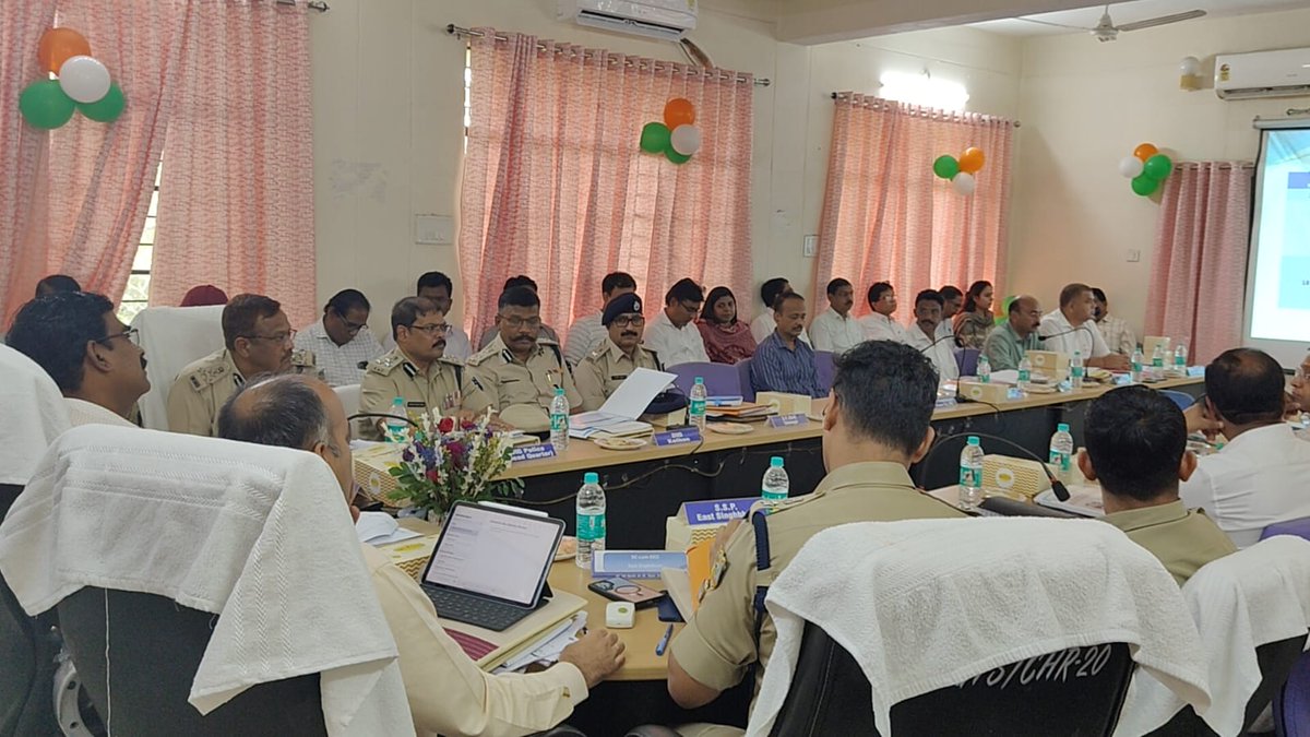 ceojharkhand's tweet image. मुख्य निर्वाचन पदाधिकारी ने 45–घाटशिला (अ.ज.जा.) विधानसभा उप निर्वाचन 2025 हेतु की समीक्षा बैठक

@ECISVEEP @SpokespersonECI 
@DEO_Jsr @RanchiPIB @airnews_ranchi @ddnewsjharkhand