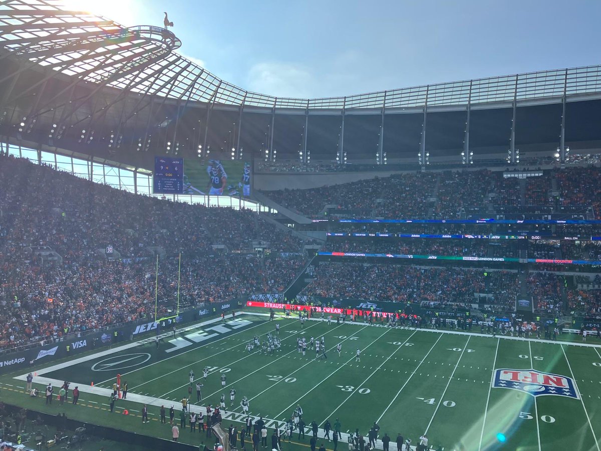 DCMS's tweet image. Electric scenes as the @Broncos take on the @nyjets @SpursStadium 🏈🇬🇧

The @NFL is helping boost our economy, supporting jobs &amp;amp; creating unforgettable memories for fans — while flag football continues to grow across the UK, getting more people active.

Sports Minister…