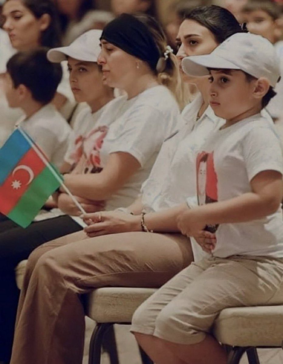 xmilitarist's tweet photo. Tişörtünde basılı olan babasının fotoğrafı kırışmasın diye program boyunca dimdik oturan bir Şehit çocuğu…vatan sensin yiğidim. https://t.co/18JquWzGKe