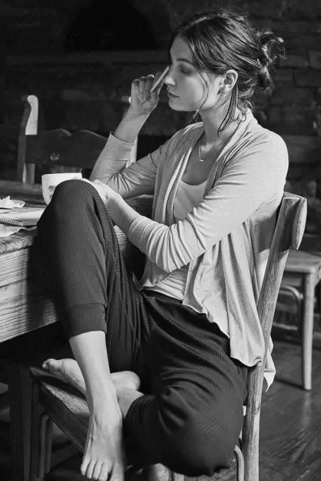 Duygulara da güven olmuyor
Bir iki yıl önce buralarda yazılarını okuyup etkilendiğim insanları görmek istiyordum
Bugün ise kapının önüne gelmişler deseler sadece balkondan bakıp içeri girerim oda gönlümün gönlü kalmasın diye
İnsanları akıl süzgecinden geçirmeden sevmek❤️cefadır