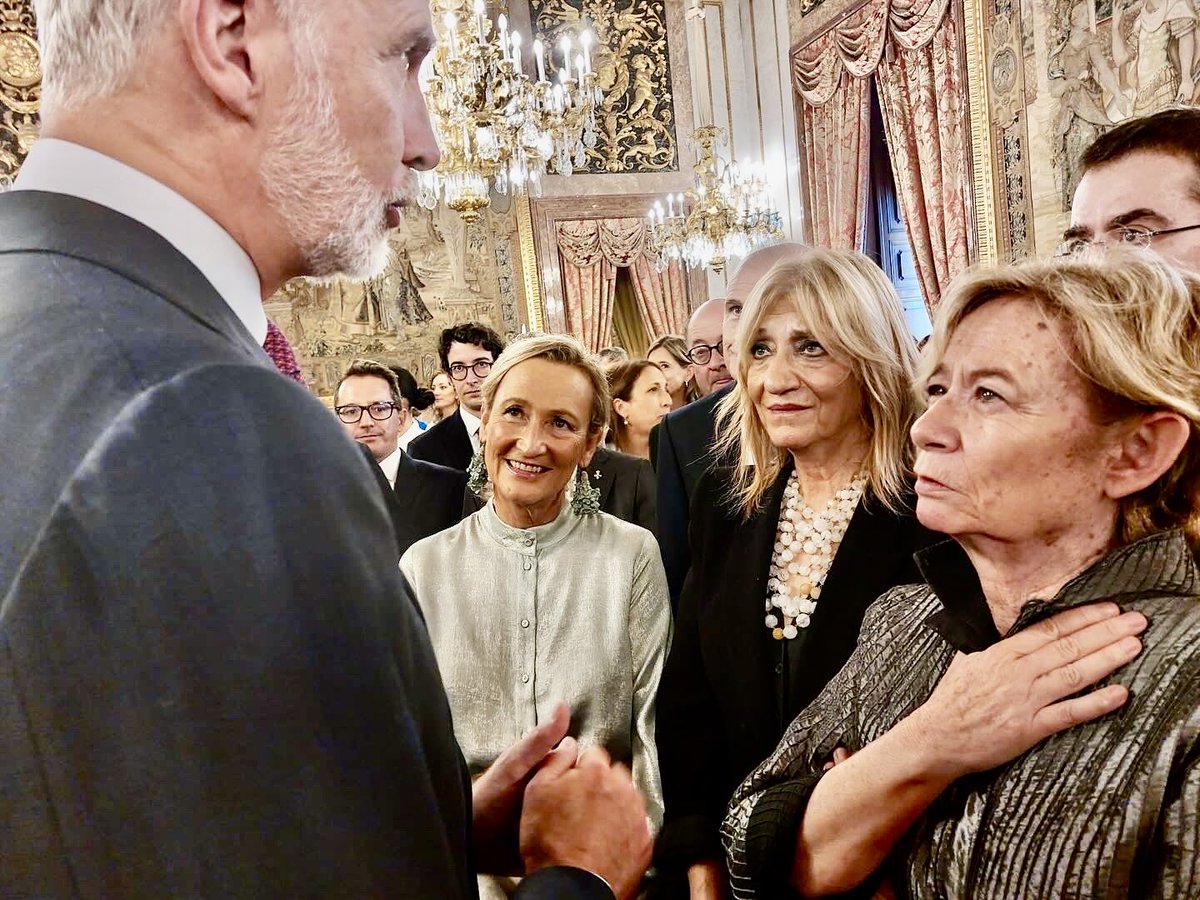 IsabelDuran_'s tweet image. Qué gran rey tenemos los españoles! Feliz #fiestanacionaldeespana en la celebración en el Palacio Real un año más. Pronto llamará a @MariaCorinaYA para felicitarte por el merecidísimo Premio Nobel de la Paz a pesar de que el Gobierno no ha tenido la decencia de felicitarle.…