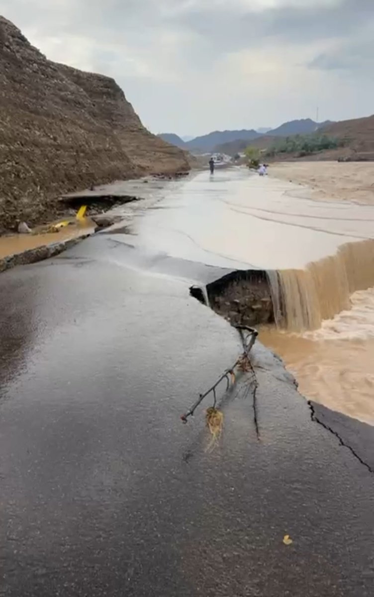 mrmwr22's tweet photo. مع أول نزول لوادي حيبي... يتسائل مرتادي هذا الطريق وللمشرفين علي الصيانة السابقة خصوصا : ما مدى اعجابكم بهذه الصور وكم كانت تكلفة الصيانة ومتى ستتم الصيانه المقبلة؟!! https://t.co/jQScW2JVxw