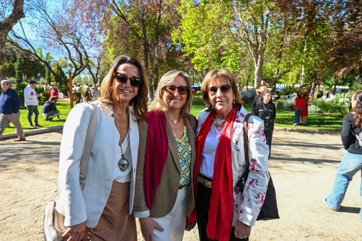 El domingo 12 de octubre comenzó con la tradicional recepción de autoridades por parte del Directorio del Estadio, en el marco del Día de la Hispanidad, del Día de España y de nuestro 75º aniversario. 🤝
#EstadioEspañol #DíadelaHispanidad