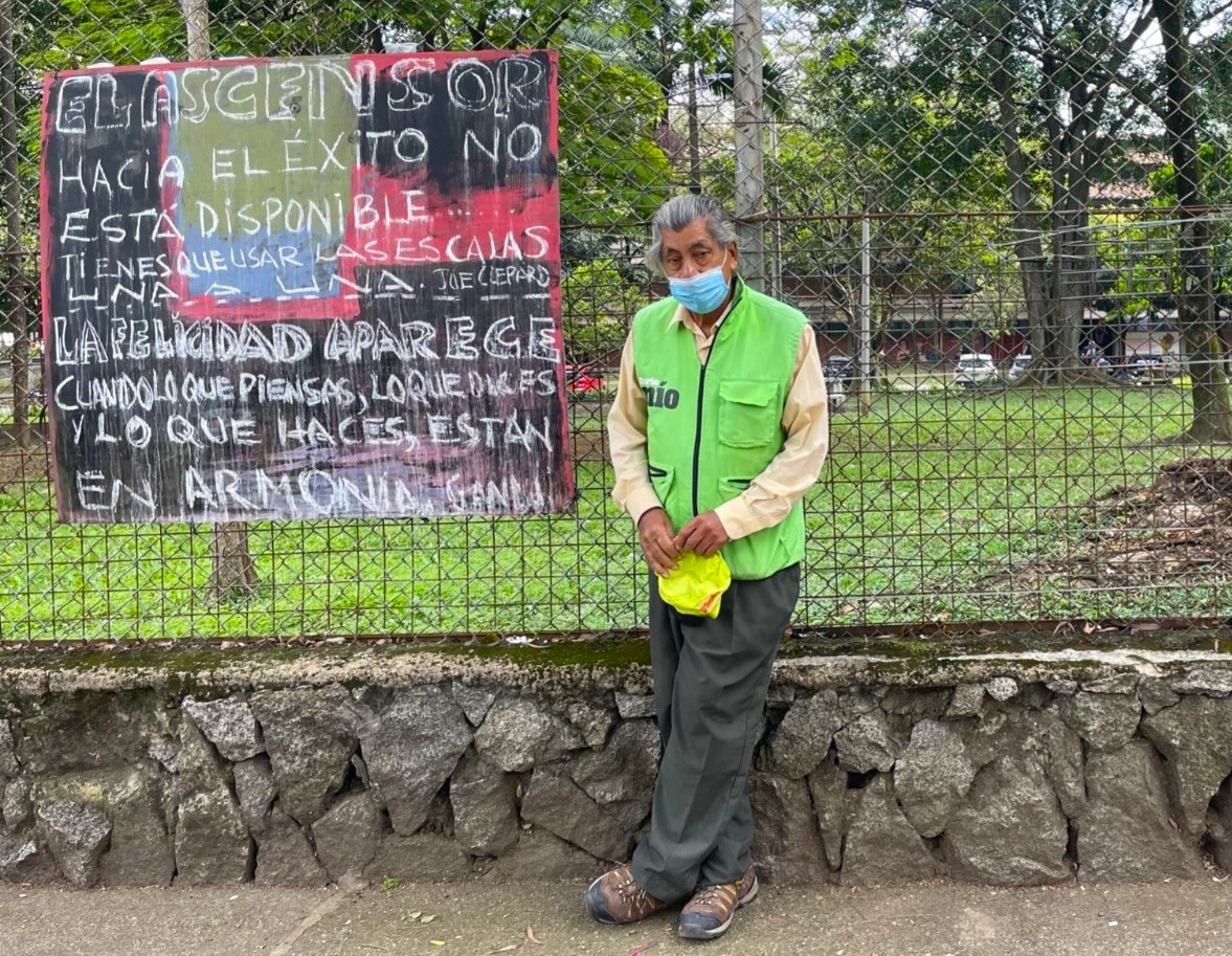 Agradecimiento eterno a Miguel (Valencia) QEPD, el hombre que por décadas dio cuenta, con tiza y tablero, de los acontecimientos de nuestra Alma Mater en #Medellin . Respetado, querido y admirado más que a la mayoría de quienes pasamos por allí. (foto <a href="/UdeA/">Universidad de Antioquia</a>).