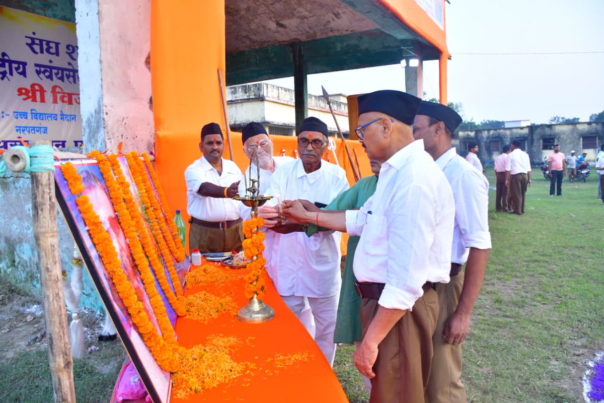 JPYADAV_BJP's tweet photo. संघ के शताब्दी वर्ष पर शत-शत नमन! 🙏
नरपतगंज में पहली बार विजयदशमी पर पदसंचलन आयोजित हुआ।
संघ के अनुशासन, सेवा और राष्ट्रवाद से प्रेरित होकर कार्यक्रम में सहभागी बना।
राष्ट्र प्रथम — यही है शताब्दी का संदेश!
#RSS100Years #RashtraPratham #Narpatganj #JayPrakashYadav #ShatabdiVarsh https://t.co/Pk7dWcAkVD