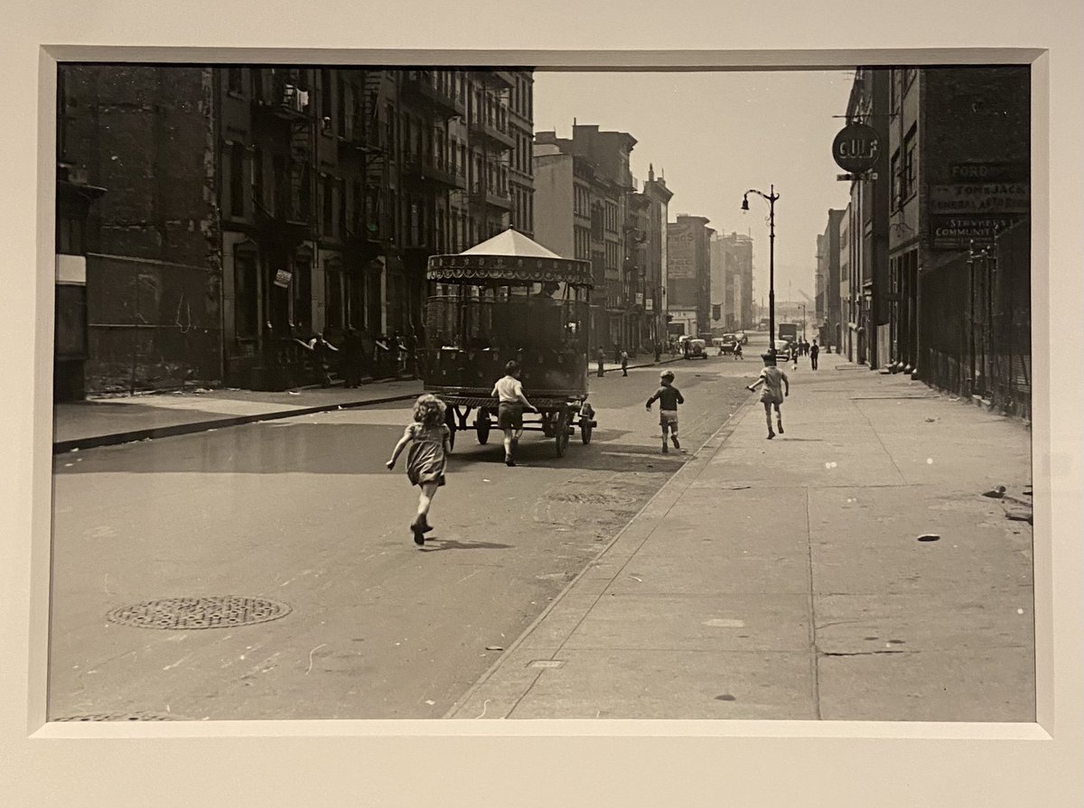 manelhc's tweet image. Muy recomendable la exposición de Helen Levitt en el KBr de la Fundación Mapfre (Barcelona). Una mirada al Nueva York del pasado.