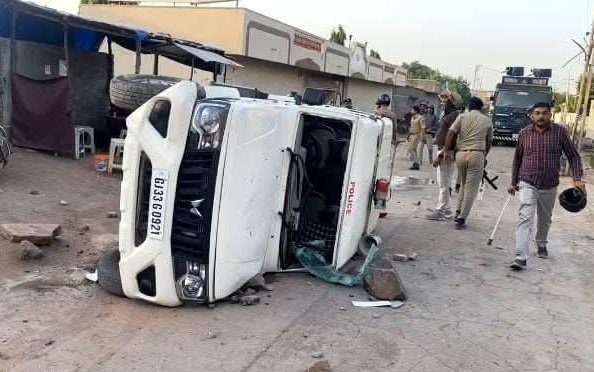 બોટાદમાં આટ-આટલું થઈ જાય છે છતાંય ગુજરાત સરકારના મોઢામાંથી એક શબ્દ ન નીકળે એ ગુજરાતમાં એમના (ભાજપના) ખુદના પતનને નોતરનારી ઘટના છે.. 

ખેડૂતો દુઃખી થાય તો શું-શું થાય એ સૌને સારી રીતે ખબર છે એટલે 'અવગણના' કરશો એટલું ભોગવશો.. 

જો આ મુદ્દો હજુ વધારે વકર્યો તો ખેડૂતો ગુજરાતના કૃષિ