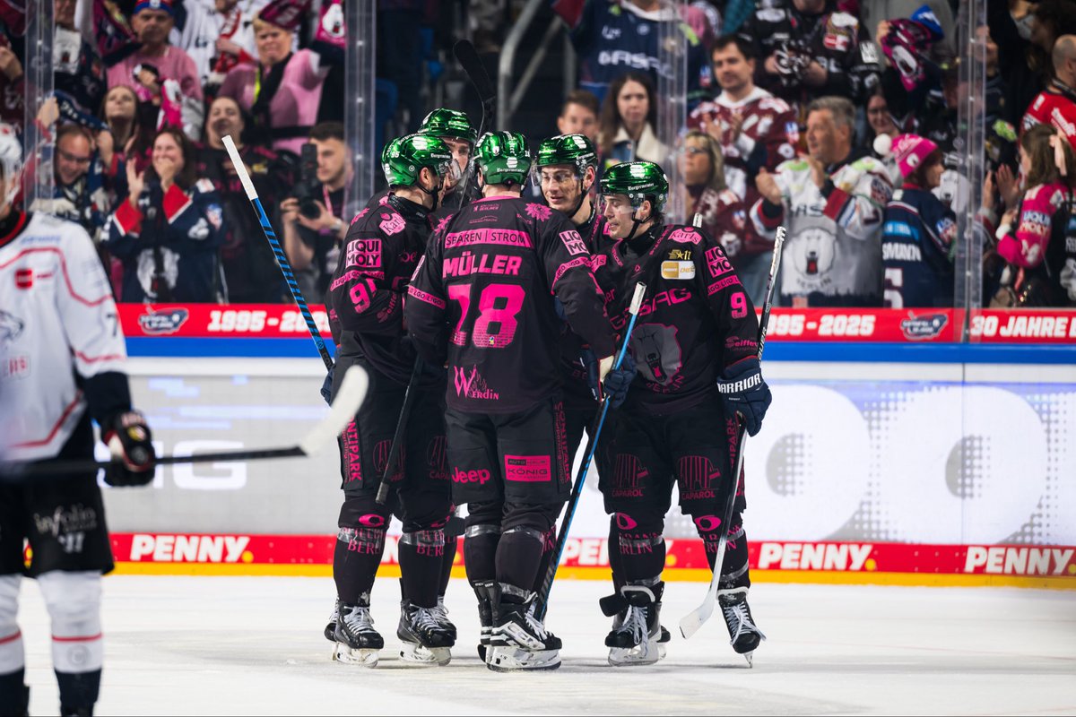 Nächster hart erkämpfter Sieg für unsere Eisbären! Leider wieder mit einem vermutlich großen Wermutstropfen! Mehr dazu im Spielbericht!

Viel Freude beim Lesen!👇👇👇

eishockey-berlin.de/eishockey/2025…

📸: City-press GmbH