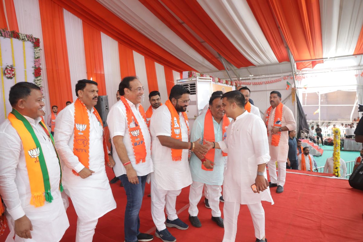 drsanampatel's tweet photo. અધ્યક્ષશ્રીનું થયું અદ્ભૂત અભિવાદન 💪

આજ રોજ બારડોલી ખાતે સુરત અને તાપી જિલ્લા દ્વારા નવનિયુક્ત પ્રદેશ શ્રી @MLAJagdish જીનો અભિવાદન સમારોહ યોજવામાં આવ્યો, જેમાં ઉપસ્થિત રહ્યો.

આ દરમિયાન કેબિનેટ નાણાં અને ઉર્જા મંત્રી શ્રી કનુભાઈ દેસાઈ, યુવા ગૃહ રાજ્ય મંત્રી શ્રી હર્ષભાઈ સંઘવી, તાપી જિલ્લા પ્રભારી મંત્રી શ્રી મુકેશભાઈ પટેલ, રાજ્ય કક્ષાનાં મંત્રી શ્રી કુંવરજીભાઈ હળપતિજી, સાંસદ શ્રી પ્રભુભાઈ વસાવા, યાત્રાનાં ઇન્ચાર્જો શ્રી સંદીપભાઈ દેસાઈ, ડૉ ઋત્વિજભાઈ અને શ્રી ધવલભાઈ દવે, તાપી જિલ્લા અધ્યક્ષ શ્રી સૂરજભાઈ વસાવા, સુરત જિલ્લા અધ્યક્ષ શ્રી ભરતભાઈ રાઠોડ, ધારાસભ્યશ્રીઓ, હોદ્દેદારો અને મોટી સંખ્યામાં કાર્યકર્તાઓ ઉપસ્થિત રહ્યા હતા.