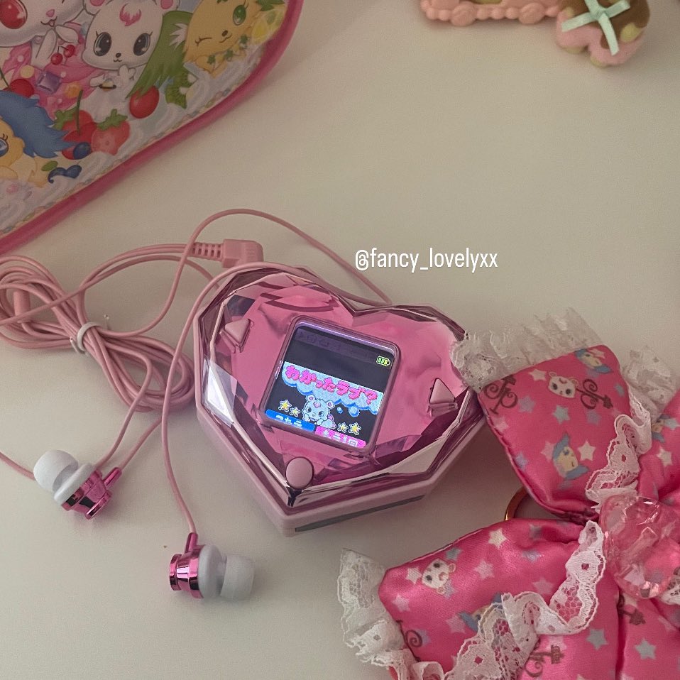 fancy_lovelyxx's tweet photo. 平成女児なのでこれで音楽聴くよ♩ https://t.co/ctcps4sll2
