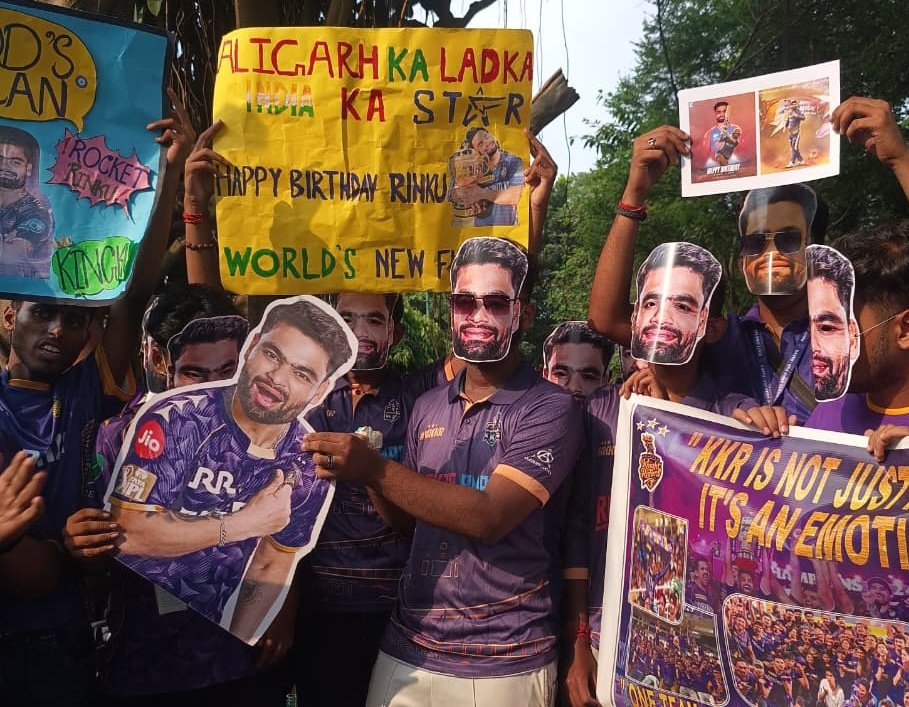 RahulYadav61762's tweet image. 🚨 KKR fans celebrating Rinku Singh’s birthday in style! 💜🎉

#RinkuSingh #KKR #CricketFans #IPLCelebration #INDvsAUS