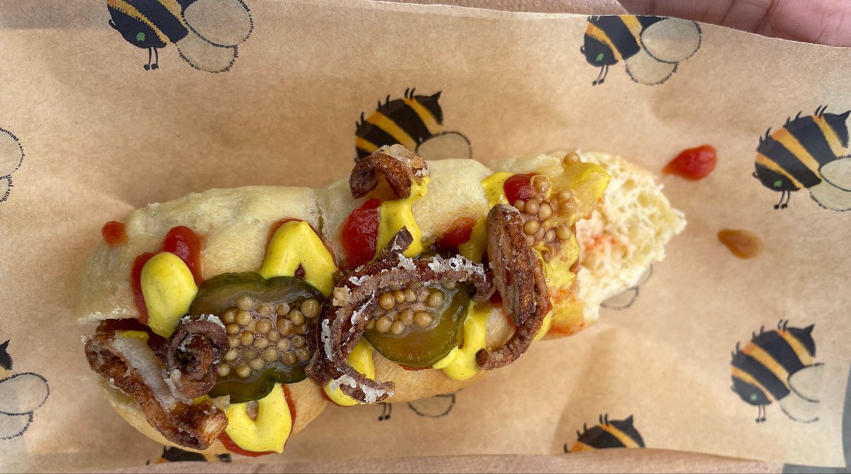 Today they had European Street Food Awards-Finale in <a href="/StadtMuenchen/">Stadt München</a> #Vegan foods was represented by #jaybeesfoodtruck from <a href="/Suisse/">Suisse</a> The food was amazing. Instead of having them say Cheese, had them say Vegan. The carrot dog was Amazing!! #veganfood #Foodtruck