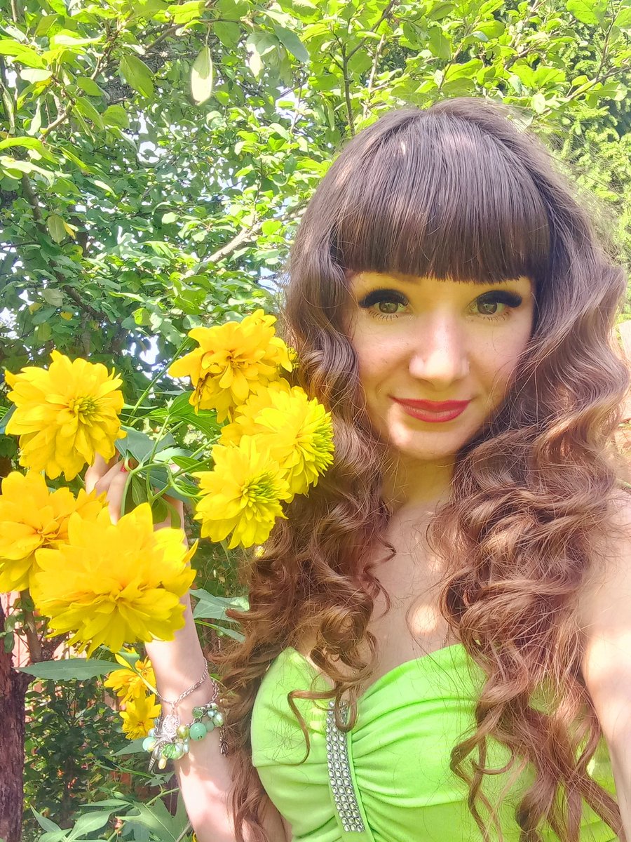 MaykoMari's tweet photo. How nice it is at the dacha in the summer! 😍🥰💗🐿🐸🐊🌾🌸🏵🌼🌾☀🥤🍒🍓🍗🥗 https://t.co/f5ksDlj865