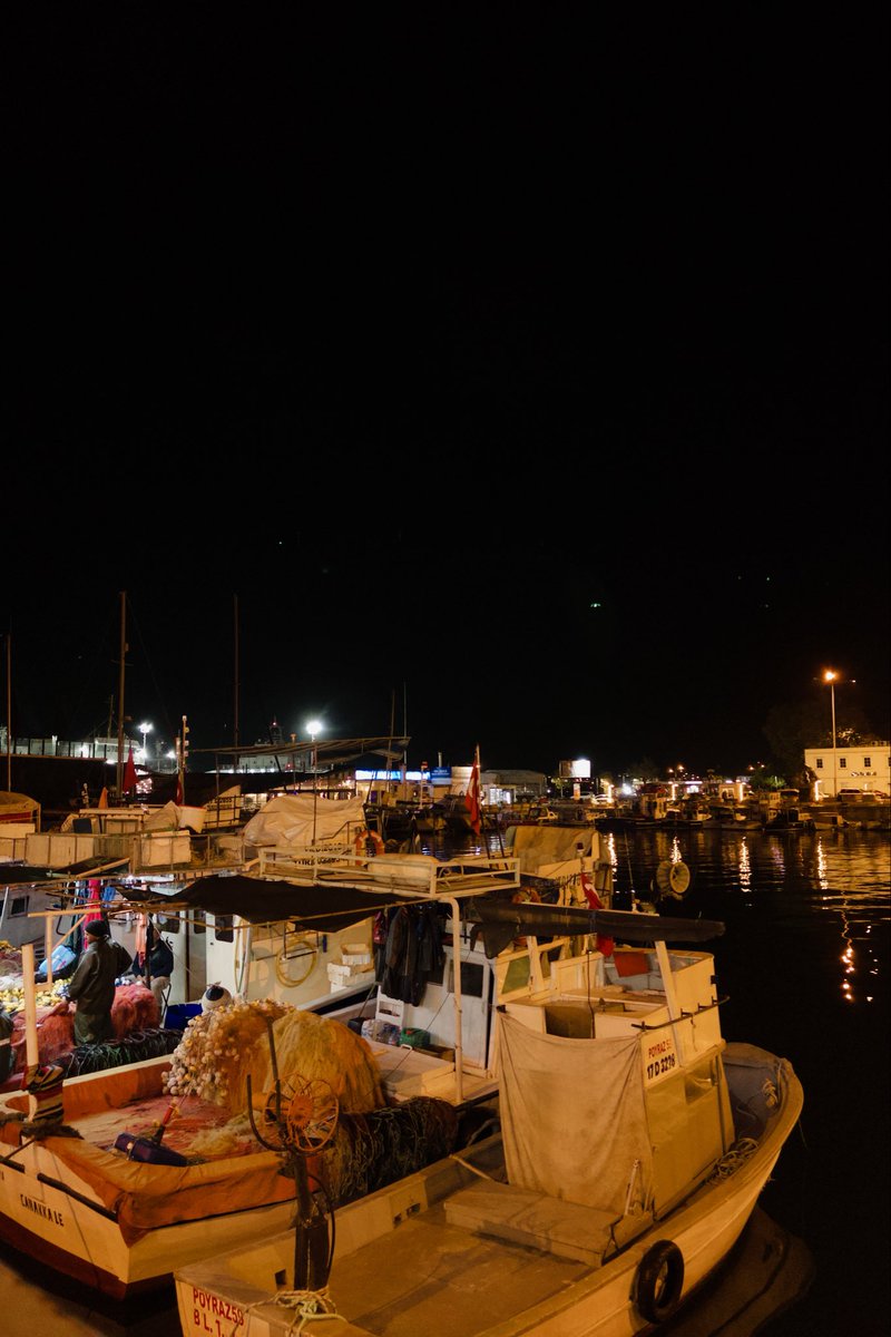 Işıklar suda dans eder, ama deniz yine de yalnızdır..