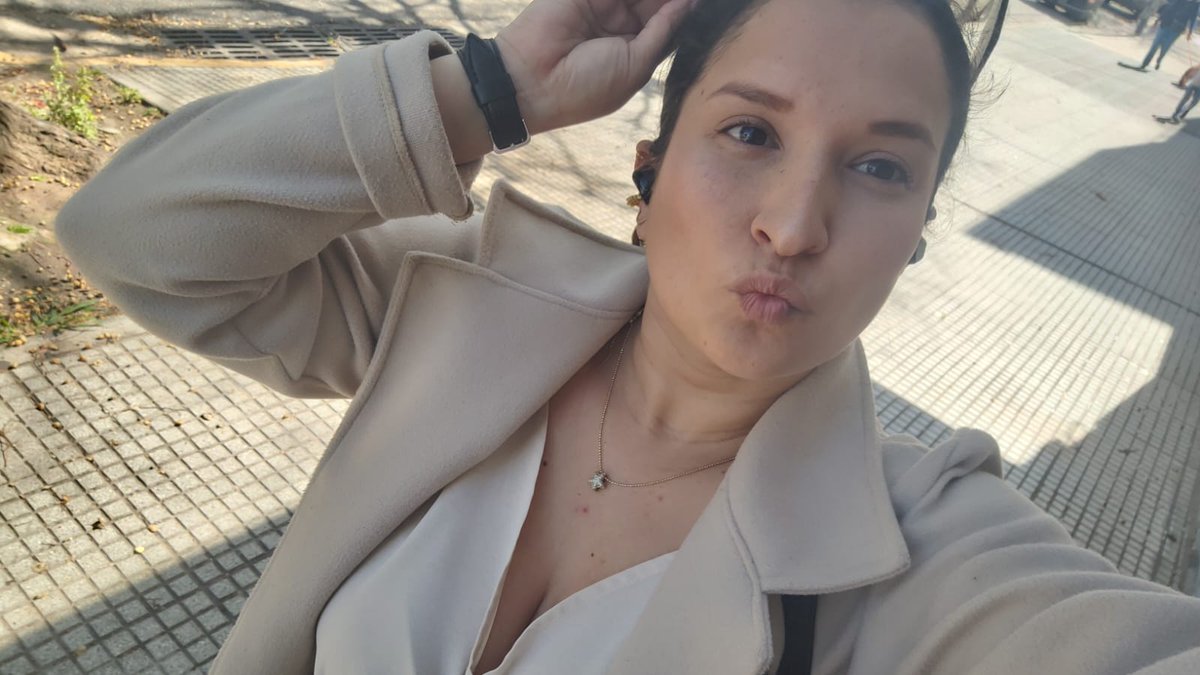 Me llaman anciana a los 43. Soy soltera, nunca me casé, ni me cansaré, tengo una hija de 25 años y sí, tengo kilos de más. No voy al gimnasio porque no quiero lidiar con juicios. Vivo mi vida, me tomo las fotos que me da la gana y si no te gusta, pasa de largo y déjame en paz