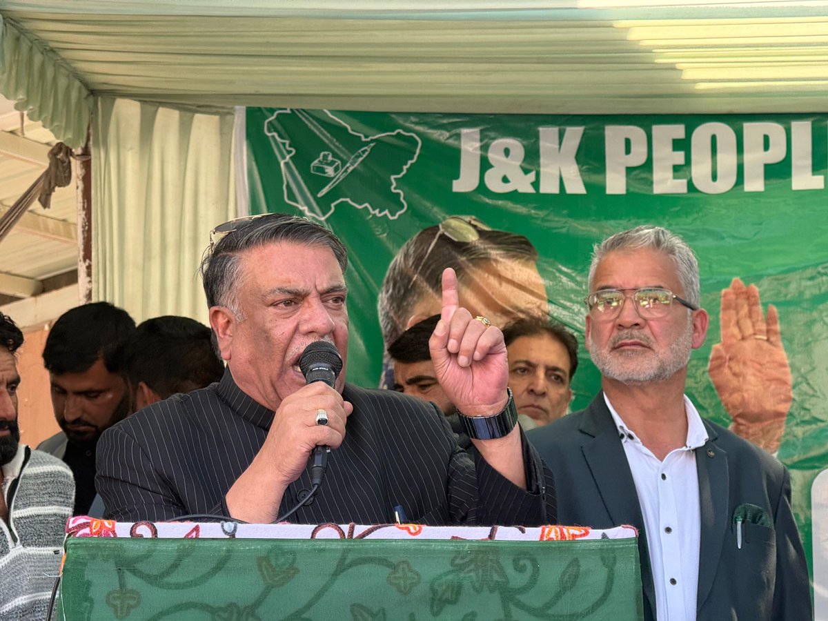 jkpdp's tweet image. Party President Ms. @MehboobaMufti presided over 1 day workers convention in Eidgah assembly constituency. Gen Sec @Khurshid_AlamJK, DP Srinagar Abdul Qayoom Bhat, alongside other leaders were present.