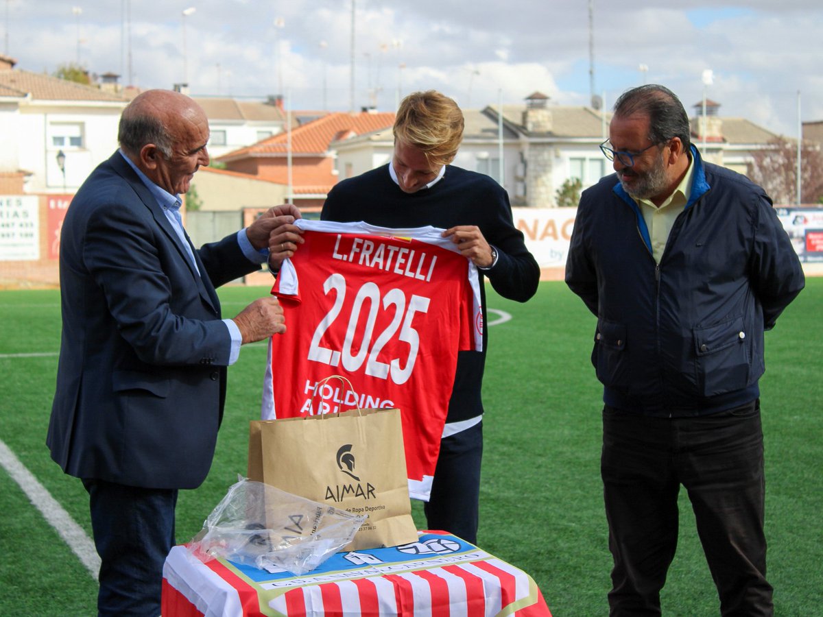 CDANavalcarnero's tweet photo. En el encuentro de hoy hemos brindado homenaje a Luis Fratelli, ex jugador y capitán de nuestro club durante cinco temporadas ❤️👏🏻

Ha recibido una camiseta conmemorativa y un obsequio de la mano de nuestro presidente Juan Alarcón y nuestro vicepresidente Rufino Muñoz 🥹🏟️ https://t.co/WQrW518TXe