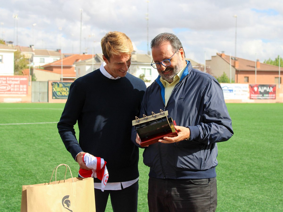 CDANavalcarnero's tweet photo. En el encuentro de hoy hemos brindado homenaje a Luis Fratelli, ex jugador y capitán de nuestro club durante cinco temporadas ❤️👏🏻

Ha recibido una camiseta conmemorativa y un obsequio de la mano de nuestro presidente Juan Alarcón y nuestro vicepresidente Rufino Muñoz 🥹🏟️ https://t.co/WQrW518TXe