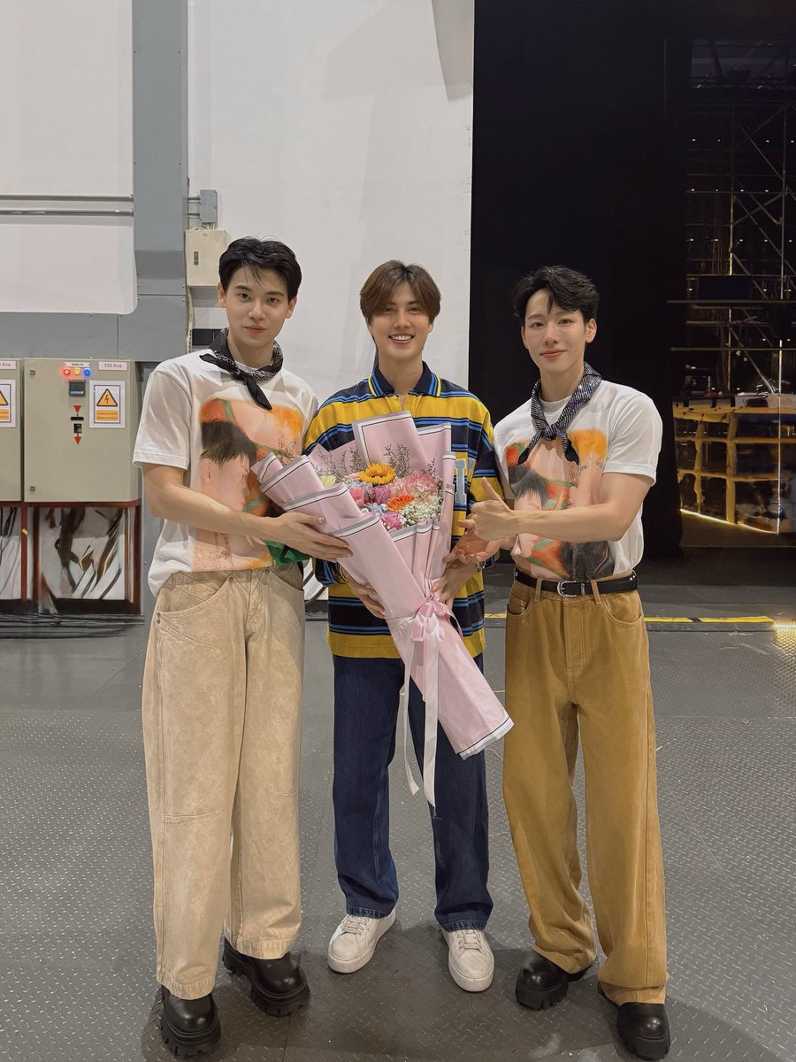 Benzalert_np's tweet image. Good friends are like stars.💫
you don’t always see them, but you know they are there. 

ดีใจทุกครั้งที่ได้เห็นความสำเร็จ
และการเติบโตของ #หยิ่นวอร์ #YinWar 
จะคอยมอง คอยเชียร์อยู่ตรงนี้เสมอนะเพื่อน

เลิฟฟฟฟ🫶🏼 
 #ดอกนีออนรอรักมื้อสอง