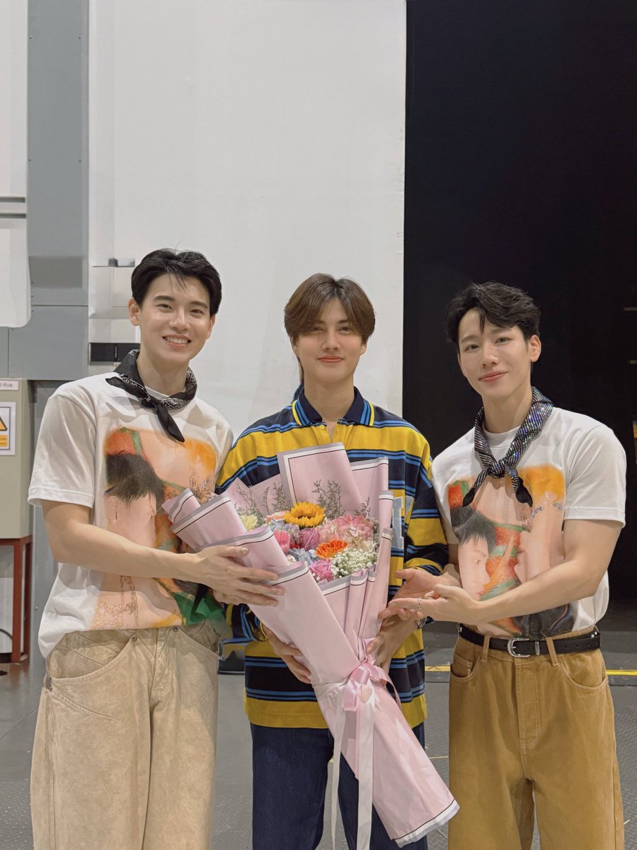 Benzalert_np's tweet image. Good friends are like stars.💫
you don’t always see them, but you know they are there. 

ดีใจทุกครั้งที่ได้เห็นความสำเร็จ
และการเติบโตของ #หยิ่นวอร์ #YinWar 
จะคอยมอง คอยเชียร์อยู่ตรงนี้เสมอนะเพื่อน

เลิฟฟฟฟ🫶🏼 
 #ดอกนีออนรอรักมื้อสอง