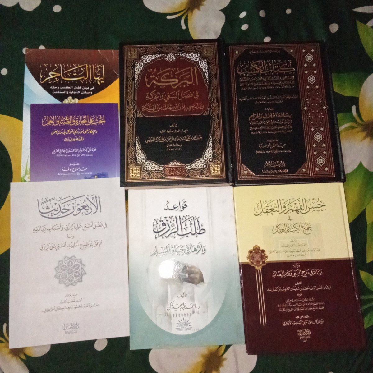 mnadielmadani7's tweet photo. Lagi ngumpulin referensi. Semoga selanjutnya bisa terbit buku Fikih Bekerja. Hehe... https://t.co/acCvuXIWZM