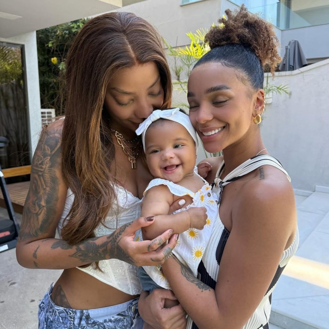 poponze's tweet photo. FOFURA! Ludmilla e Bruna Gonçalves em nova foto com Zuri. 🥹❤️ https://t.co/qFLTimY3eT