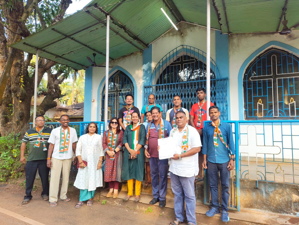 INCGoa's tweet image. Signature Campaign against Vote Chori continues !
Congress leaders and workers of the Calangute and Cumbharjua Blocks are meeting people, raising awareness about Vote Chori, and citizens are voluntarily participating in the signature campaign against it.

@INCIndia @kharge…