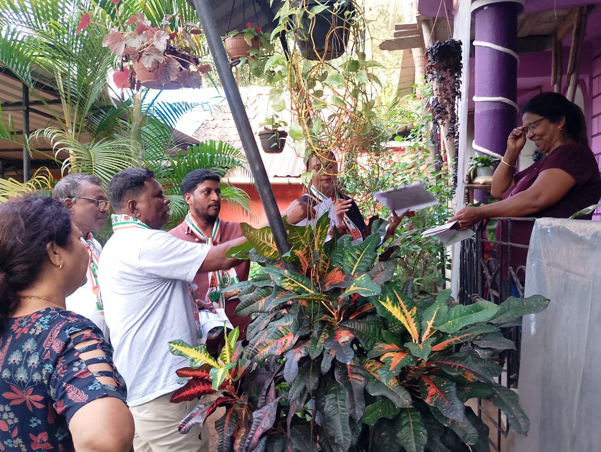 INCGoa's tweet image. Signature Campaign against Vote Chori continues !
Congress leaders and workers of the Calangute and Cumbharjua Blocks are meeting people, raising awareness about Vote Chori, and citizens are voluntarily participating in the signature campaign against it.

@INCIndia @kharge…
