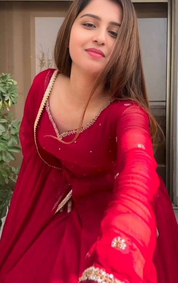 "जिंदगी एक बार मिलती है"
       बिल्कुल गलत है
सिर्फ मौत एक बार मिलती है।
  जिंदगी हर रोज मिलती है।
    बस जीना आना चाहिए॥