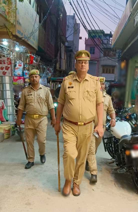 moradabadpolice's tweet image. #SSP @moradabadpolice @satpal_IPS के निर्देशन में, जनपद मुरादाबाद पुलिस द्वारा आगामी त्योहारों, अपराध नियन्त्रण, कानून/शान्ति व्यवस्था तथा जनमानस में सुरक्षा की भावना जागृत करने के दृष्टिगत गली, मोहल्ला, बाजार, मुख्य रास्तों व अन्य महत्वपूर्ण स्थानों पर पैदल गश्त की गई।
