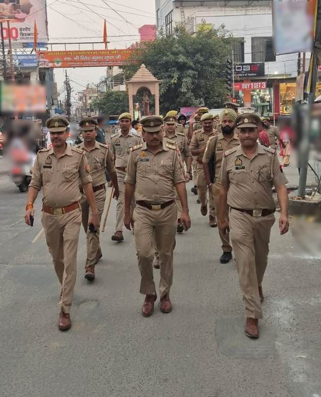 moradabadpolice's tweet image. #SSP @moradabadpolice @satpal_IPS के निर्देशन में, जनपद मुरादाबाद पुलिस द्वारा आगामी त्योहारों, अपराध नियन्त्रण, कानून/शान्ति व्यवस्था तथा जनमानस में सुरक्षा की भावना जागृत करने के दृष्टिगत गली, मोहल्ला, बाजार, मुख्य रास्तों व अन्य महत्वपूर्ण स्थानों पर पैदल गश्त की गई।