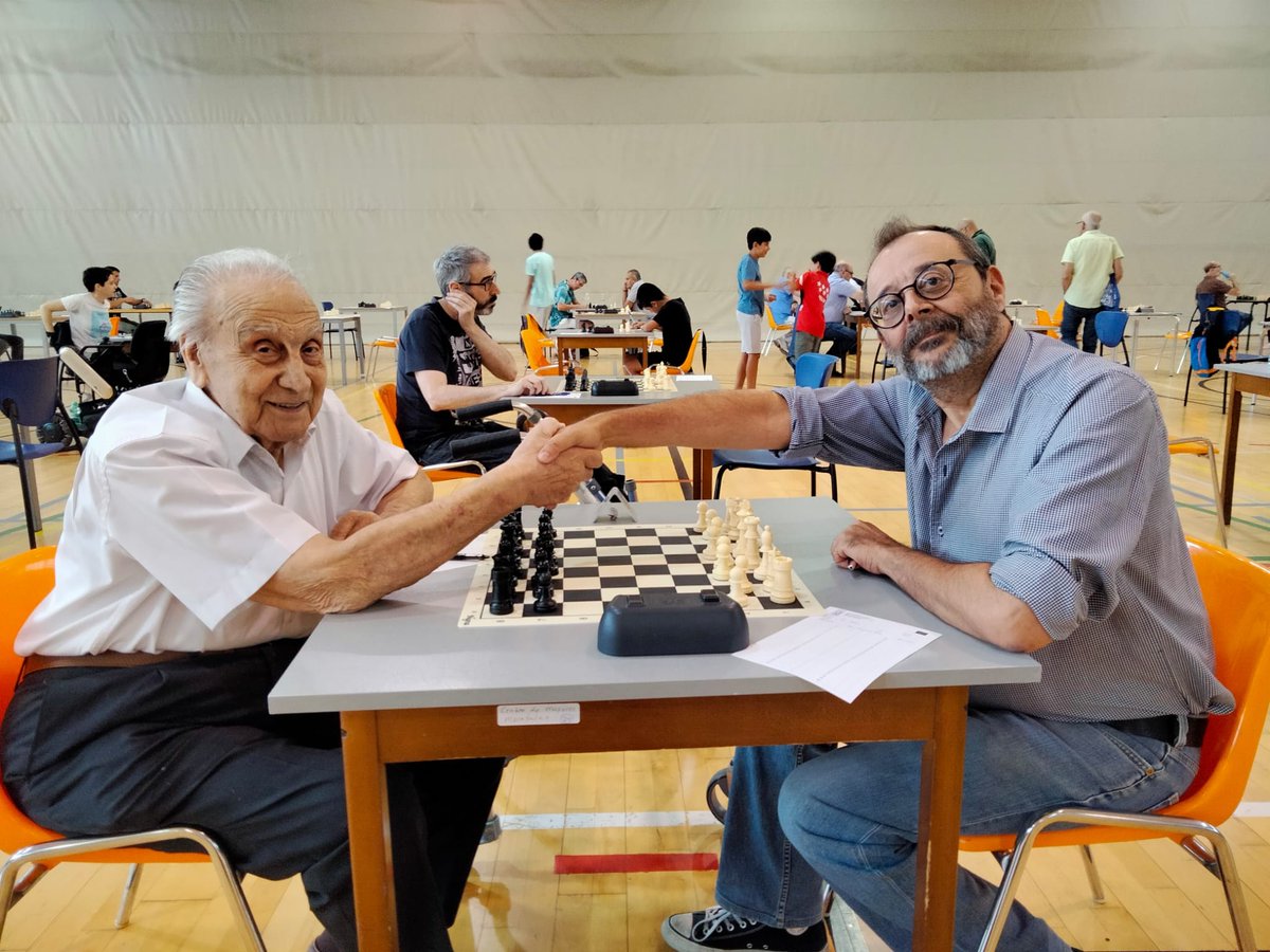 davidllada's tweet image. Manuel Álvarez Escudero (pictured here with @MarianoGD) turned 104 yesterday.

Today he is competing in a chess tournament in Madrid.