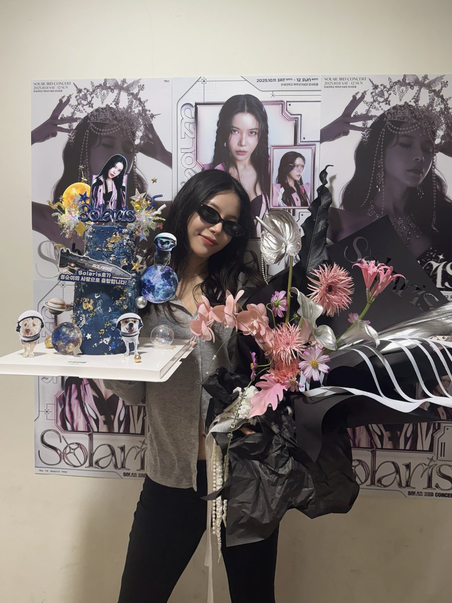 DragonKazoo77's tweet image. 251012 #Solar

🚀 Solar 3rd CONCERT [Solaris] 🚀

Today, each and every one of Solar&apos;s songs filled the stage, and the cheers from YongSoonies completed the heat 🎤

Thanks to those fiery moments, tonight became an unforgettable night 💜
++

#Solaris #솔라 #MAMAMOO #마마무