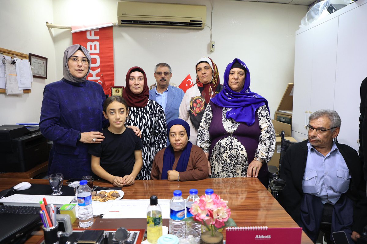 CYAZMAC's tweet photo. AK Parti Ceylanpınar Kurucu Üyemiz Cuma Çiftçi ve ailesini ziyaret ettik.

AK Parti İlçe Başkanımız İhsan Değirmenci, AK Parti Ceylanpınar İlçe Kadın Kolları Başkanımız Meral Beşkat ve Gençlik Kolları Başkanımız Fatih Güntekin ile misafiri olduğumuz değerli ağabeyimize partimize ve ilçemize sunduğu kıymetli destekler ve hizmetlerden dolayı teşekkürlerimizi ilettik.

Bizlerle tecrübelerini samimiyetle paylaşan Cuma Çiftçi ve ailesine nazik ev sahipliği için şükranlarımı sunuyorum.
