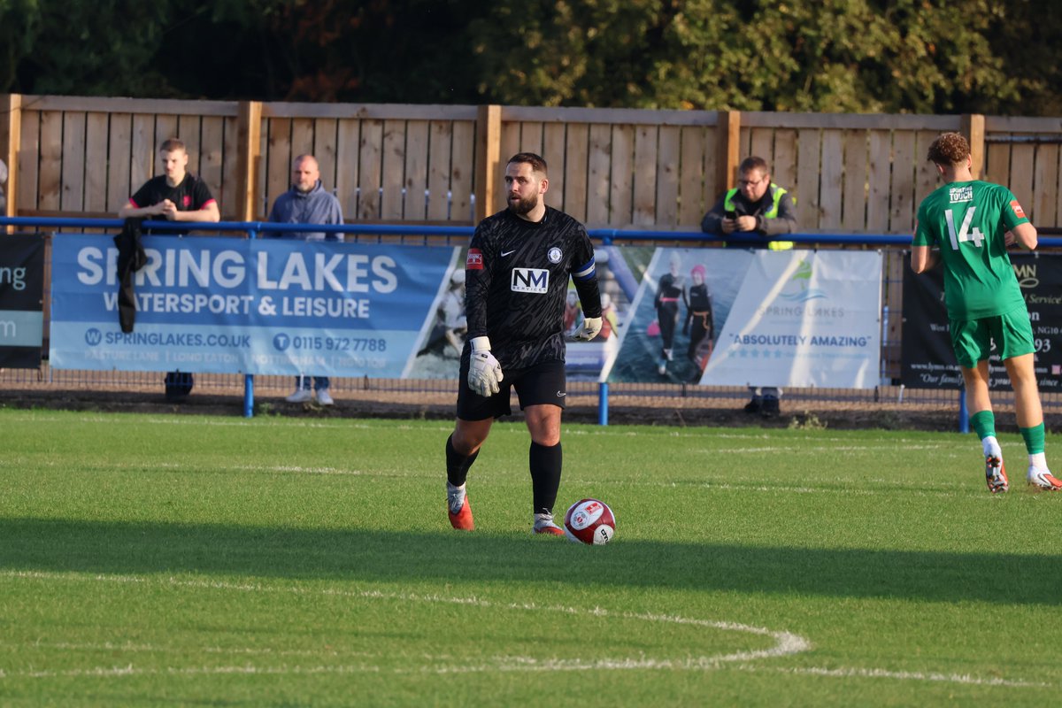 LEUFC_stats's tweet image. 👑𝕂𝕀ℕ𝔾𝕐

🧤There was a 4th clean sheet of 25/26 for Lewis King yesterday.

This was the first one since August , so it came as a welcome boost for Long Eaton United

This was his 14th shut-out for the club, in 55 appearances for The Blues to date.

🔵⚫️