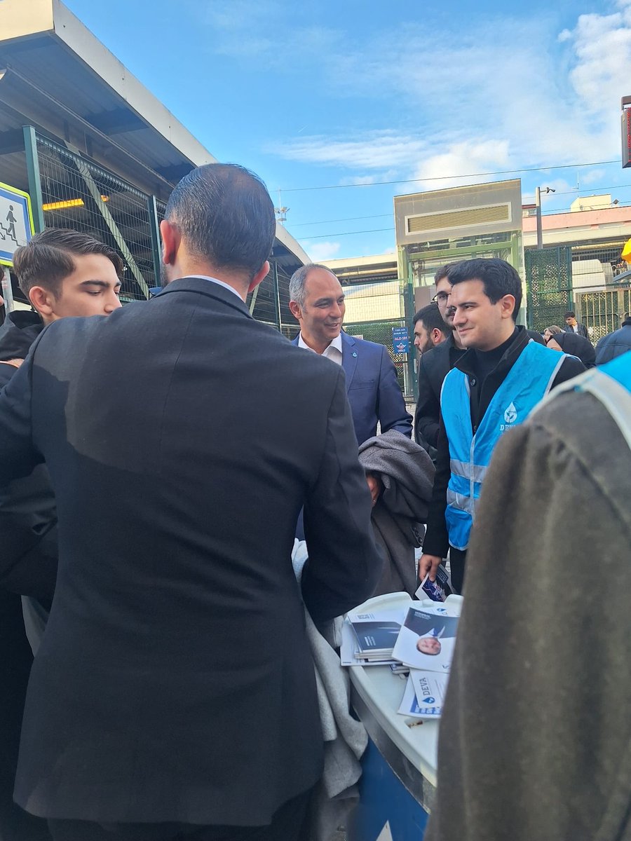 Pendik İlçe başkanımız <a href="/fatih_korkusuzz/">Fatih Korkusuz</a> ,Pendik Gençlik çalışmaları başkanı <a href="/kdurnaresmi/">Kıvanç Durna</a> düzenlediği Gençlik stant çalışmasında GMYK üyemiz <a href="/ecz_cetinkaya/">Ecz. Abdulkadir Çetinkaya</a> ile beraber gençlerimizin yanında olduk.
Gençlerle sohbet güzeldi.
Emeği geçen gençlerimizi kutlarım.