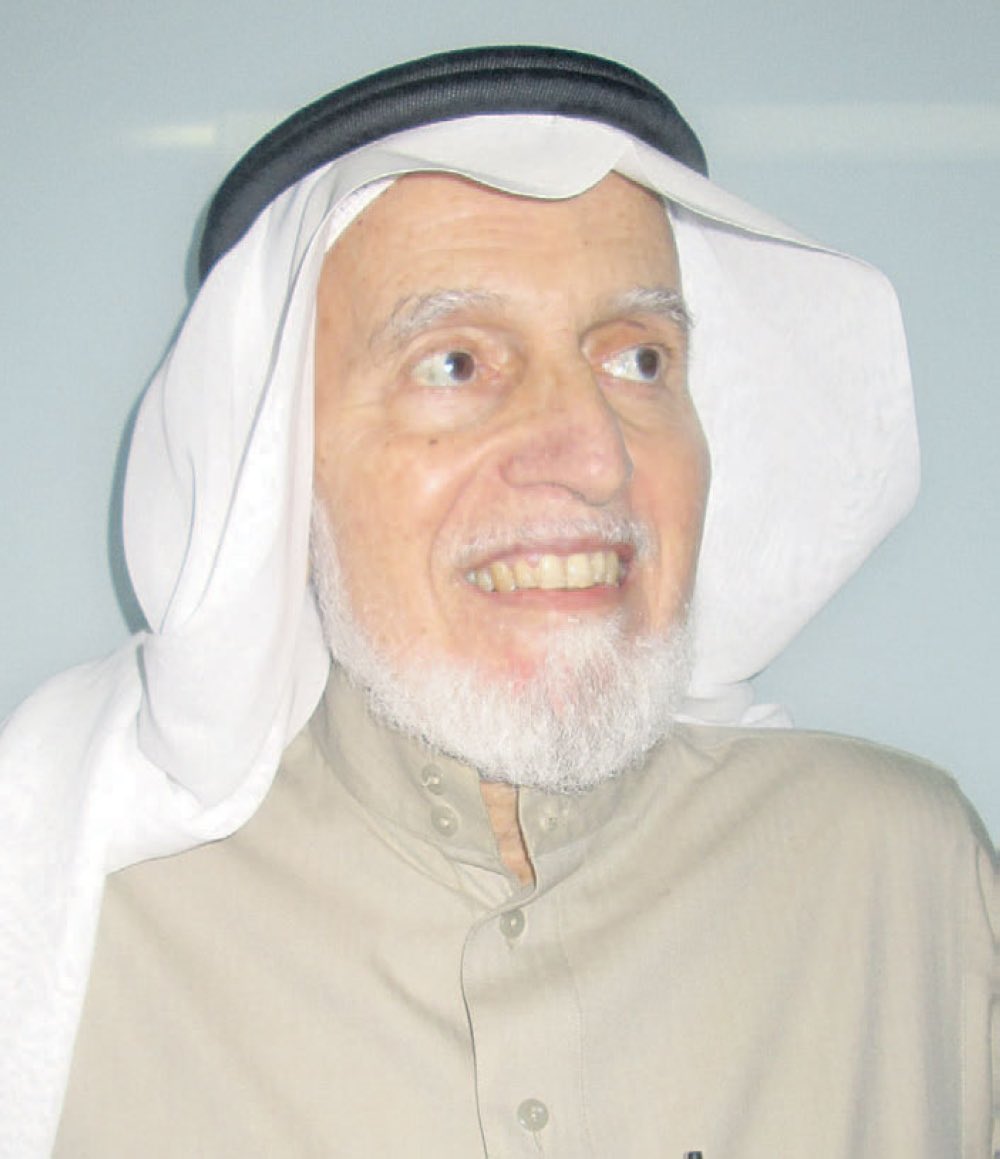 رحم الله معالي الدكتور/ عبدالله عمر نصيف، وأسكنه فسيح جنانه فقد اجتمعت في شخصه كل خصال الخير التي ينبغي اجتماعها في كل مسلم، ومن أبرزها: لين الجانب والقرب من الناس، وما رأيته قط إلاّ والابتسامة تُضئ وجهه المشرق، حتى إني كدتُ أن أظن أن تلك الابتسامة إنما يخصني بها دون غيري، فإذا