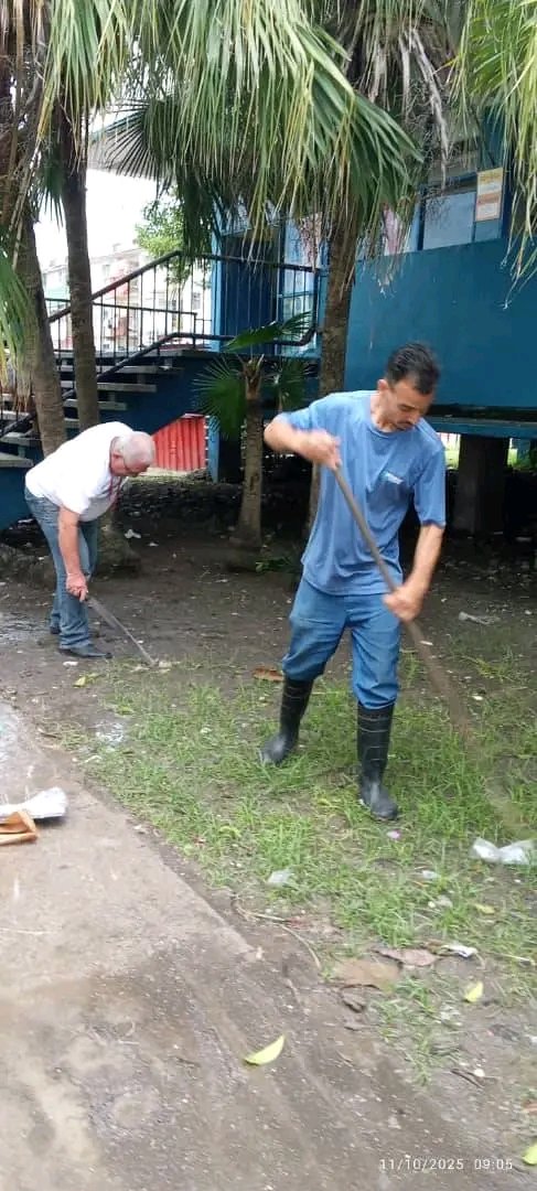 El pueblo en las calles en pleno desarrollo! Limpieza en el consejo popular Camacho Libertad 
#ACNreporta
#VilllaClaraConTodos