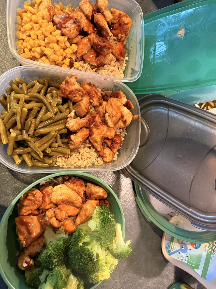 Als verrassing meal preppen voor de sportieve dochter, vanavond weer naar de kazerne (marechaussee @ Eindhoven Airport)
En ze is blij met mij 🤩