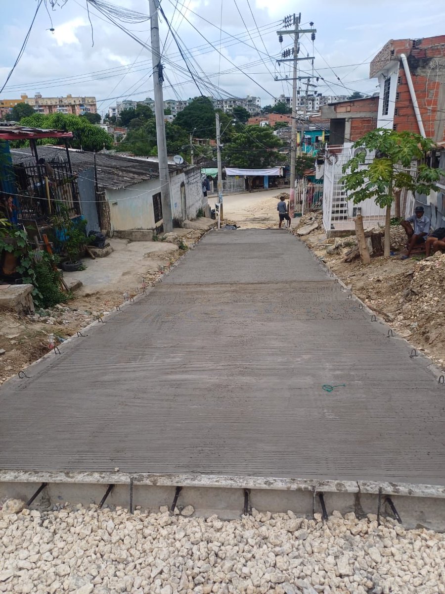 Inaugurando unas y comenzando otras, porque esto es duro y parejo, para que el tiempo rinda 🚧

Ya arrancó la obra en el barrio 9 de Abril, en Cartagena; ahí vamos a pavimentar más de 100 metros que la comunidad lleva esperando décadas.

La cruzada contra el barro y el polvo va