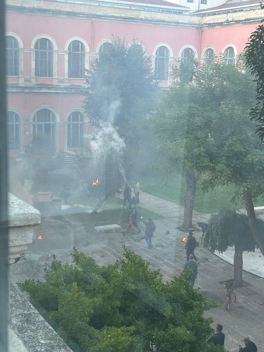 Ticarethaneye dönen okulumda set çalışanlarının dikkatsizliği yüzünden YANGIN ÇIKMIŞ 
Okul yönetimi buna nasıl izin veriyor???? Biz konserde ağaça ip astık fiye gece söken okul NASIL BUNA İZİN VEREBİLİYOR YA KAFAYI YİCEM