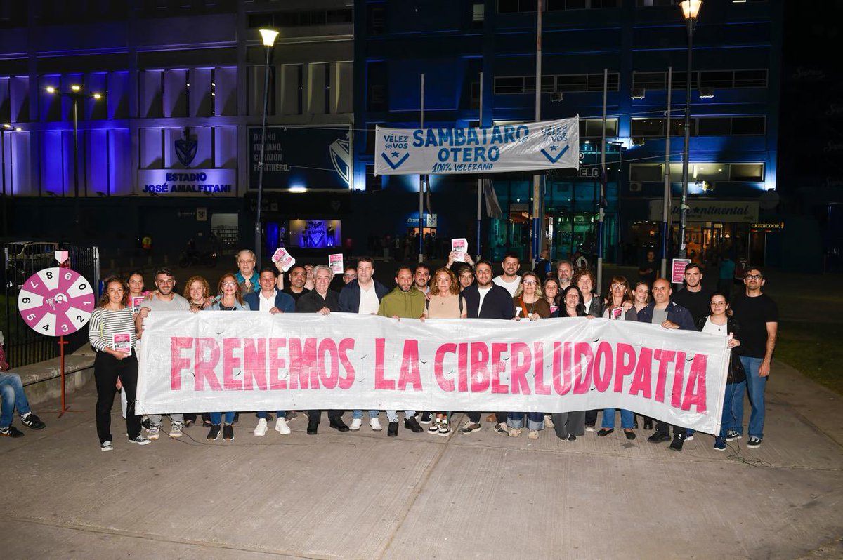 El juego asfixia a los chicos. Y la política mira para otro lado. Nosotros no. La ley contra la ludopatía no puede seguir frenada en el Senado. Ayer llevamos nuestro compromiso a Vélez, que es el primer club que se puso la 10 y se negó a tener publicidad de casinos en la