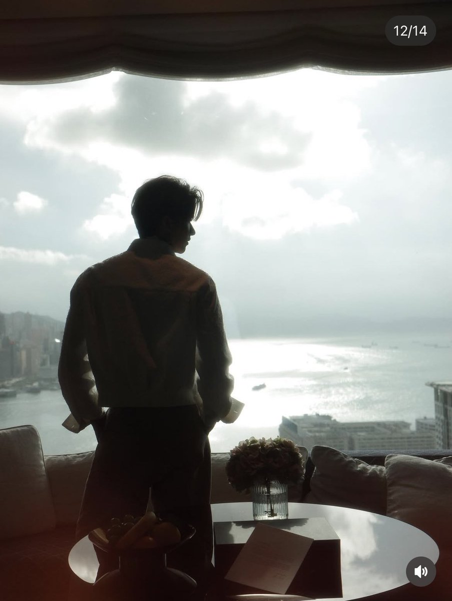 tayniverse_new's tweet image. แผ่นหลังพี่ปะป๊ากว้างยิ่งกว่ามหาสมุทรอีกมั้งเนี่ย 🌊🌊🐋 #Tawan_V