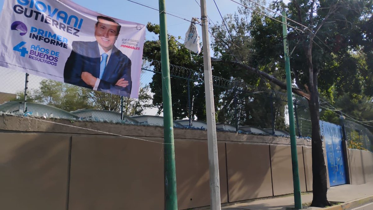 Después de la lluvia del viernes, una rama cayó encima de unos cables. Los bomberos no quisieron retirarla, protección civil no contesta… ¡lo peor hoy amanece una manta de <a href="/giogutierrezag/">Giovani Gutiérrez</a> sobre el mismo cable!!! De paso hubieran quitado la rama ¿no? <a href="/ClaraBrugadaM/">Clara Brugada Molina</a> <a href="/Alcaldia_Coy/">Alcaldía de Coyoacán</a>