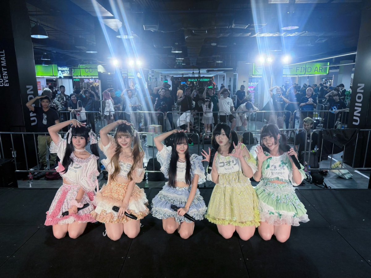 fuyubi_official's tweet image. ขอบคุณที่เชิญพวกเรามาร่วมสนุกในงาน Yami no Kawaisa นะคะ วันนี้พวกเรามีสนุกมากๆเลยค่ะ มีความสุขด้วยยย แล้วก็ต้องขอบคุณทุกเสียงเชียร์ด้วยนะคะ ไว้เรามาพบกันอีกน้า~
#fuyubi #fuyunohanabi #ふゆび