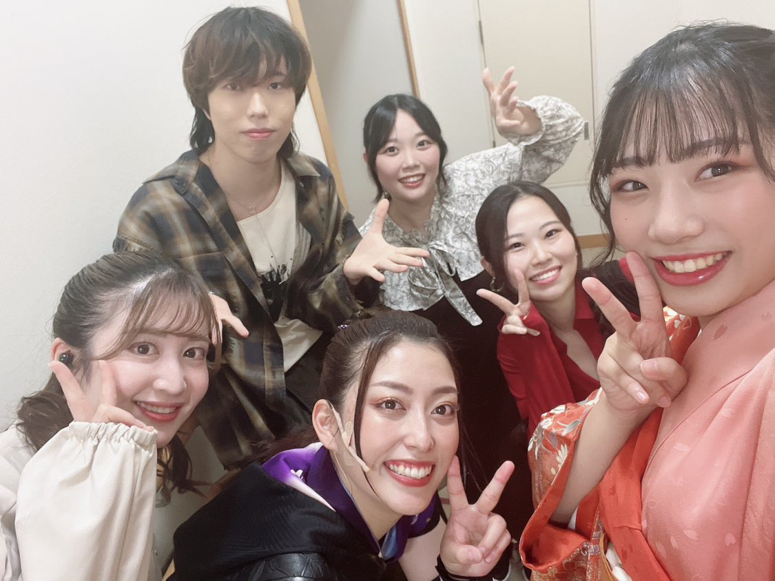 p_qqv's tweet photo. 先日 『 #雷鼓 』の観劇をしてきました！

いやぁ、ゾクゾクした！始まってからずっと鳥肌立ってた！

殺陣も芝居も太鼓の生演奏も迫力すごくて、、、🥹
役者の気迫がジリジリ伝わってきて感激。

私も自分が思っている何倍も頑張らねばと心奮い立たされました🕺 https://t.co/JIrryFSGxI