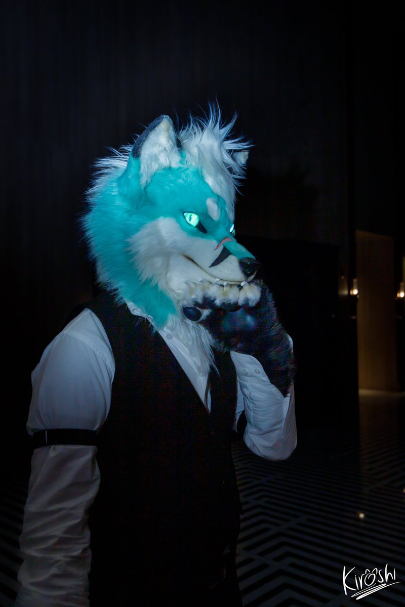 Bao nhiêu năm ngỡ trái tim hết ngô nghê,
Hôm nay không may bỗng dưng quay cuồng,
Không sao ngưng nhớ bóng ai đến lê thê,
Miệng thì chẳng nên lời mà nơi lòng vẫn muốn
----
📸 Kiroshi

#MatchaFox