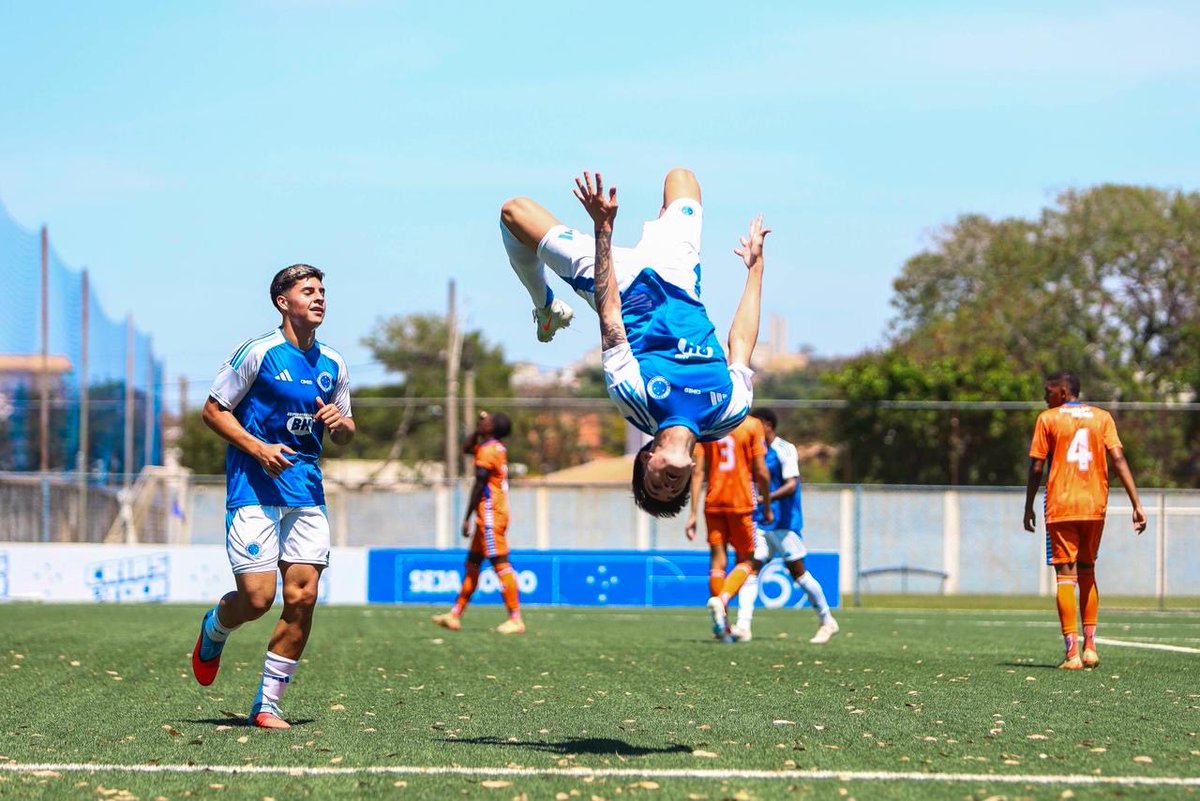 Cruzeiro's tweet image. A 𝐭𝐚𝐜̧𝐚 de Campeão Mineiro Sub-20 de 2025 é dos #CriasDaToca! 🏆🦊

📸 Dan Costa/BH Foto